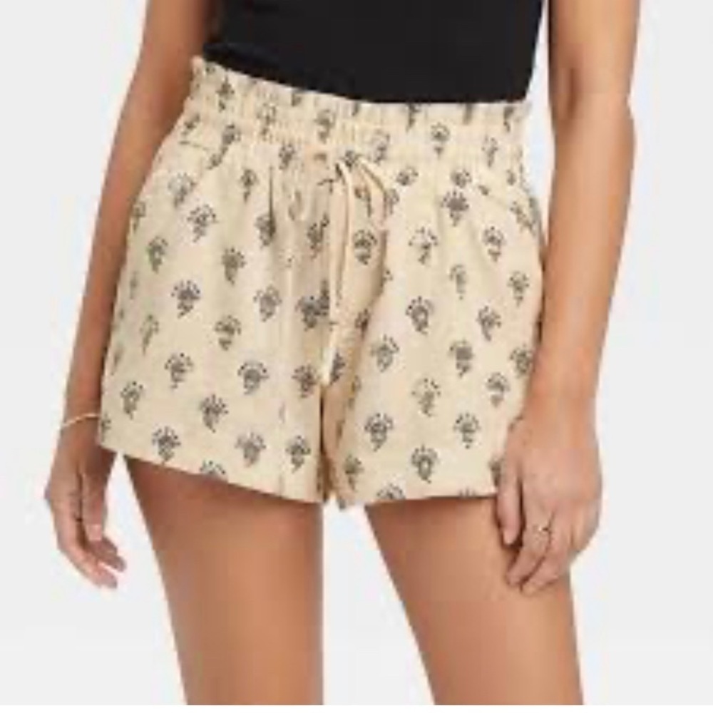 A New Day High-Rise Pull-On Shorts Womens Size M Cream Color Floral Print
